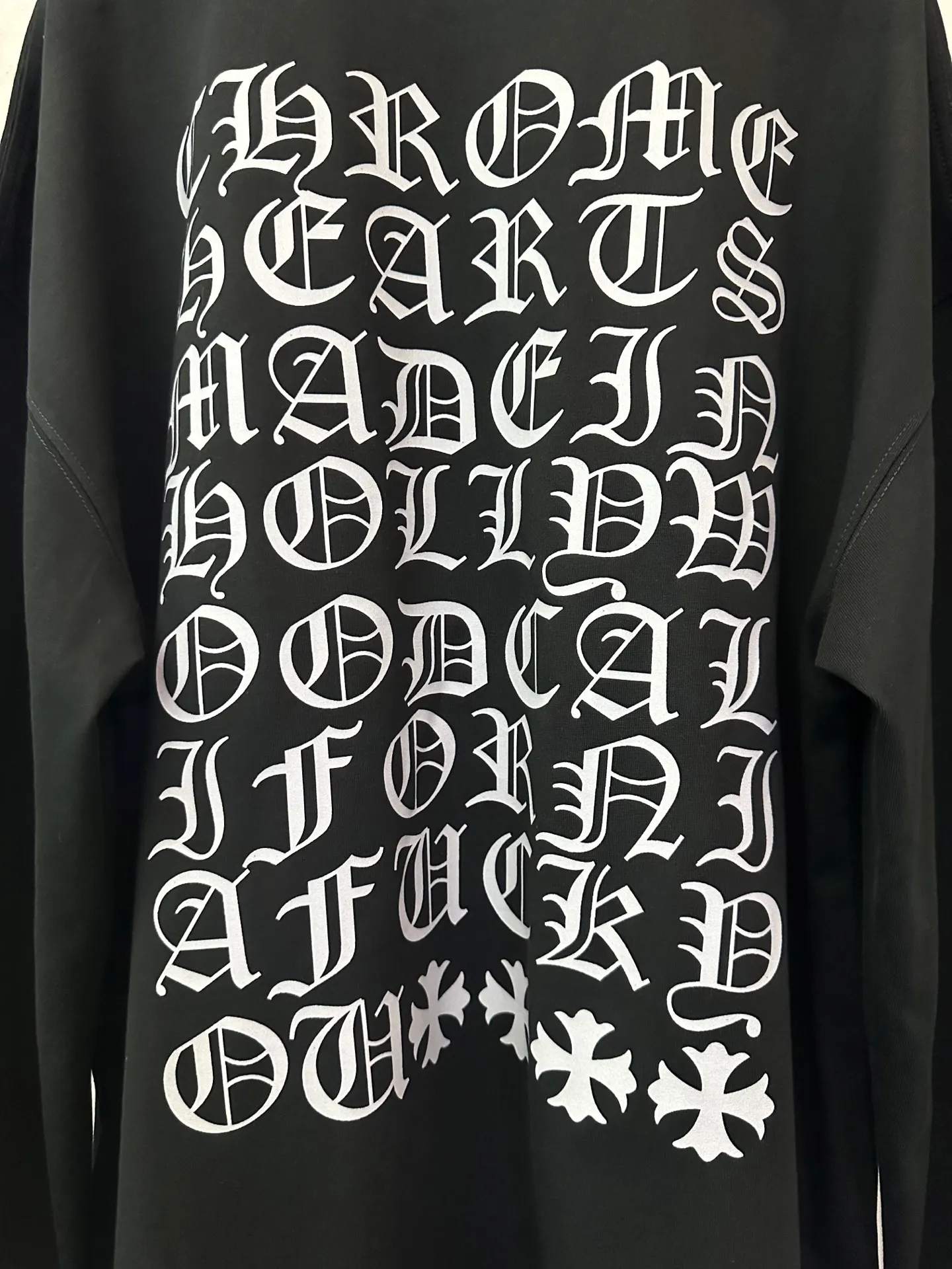 P300 Chrome Hearts 25ss classic Sanskrit gray letter round neck long-sleeved T-shirt. Fabric is high-definition, super heavyweight cotton, double yarn compact Xinjiang cotton. Weight: 320 grams. Clean cloth surface. Clear cloth texture. Tight feel. Stiff. High color fastness. No deformation. No discoloration. Customized hardware. Thread. Accessories. Matching. Same style for men and women. -Color: Black White -Size: XS S M L